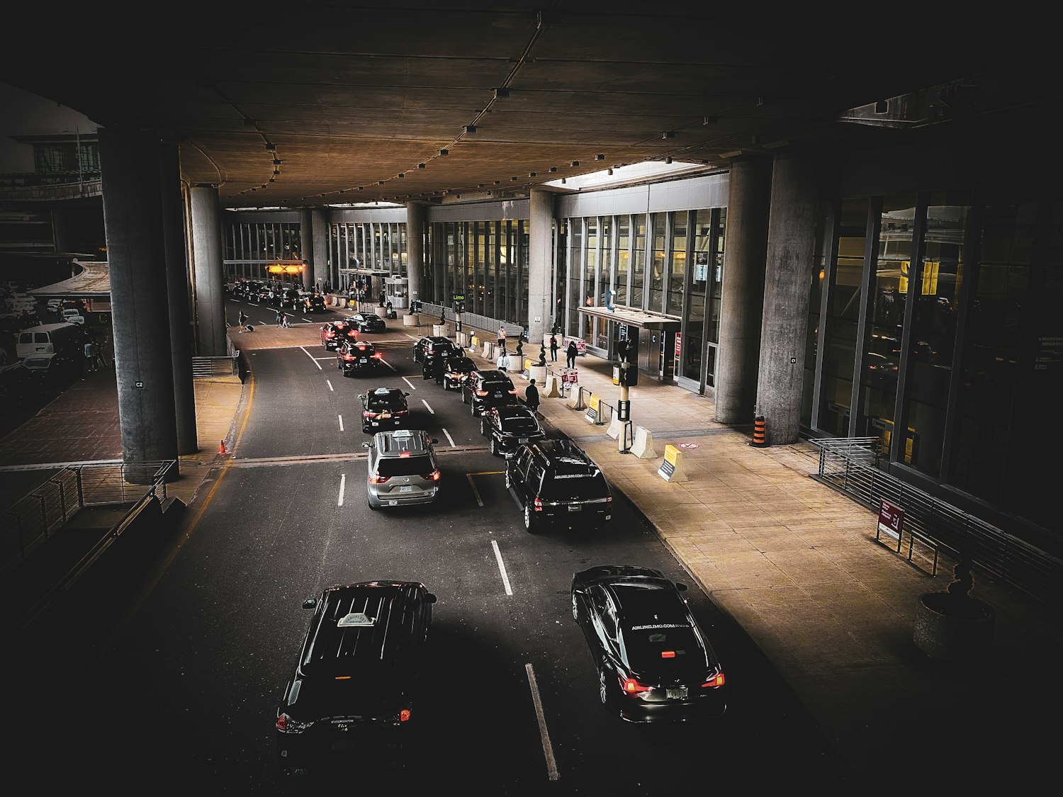 Taxi's aan de vertrekhal van de luchthaven