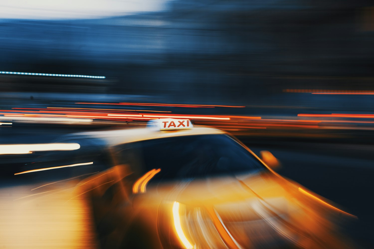 Taxi in beweging door de stad bij avond