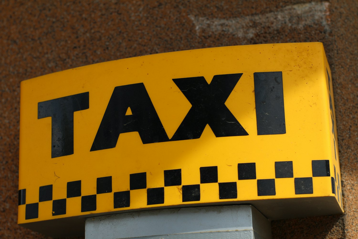 Geel taxibord met dambordmotief