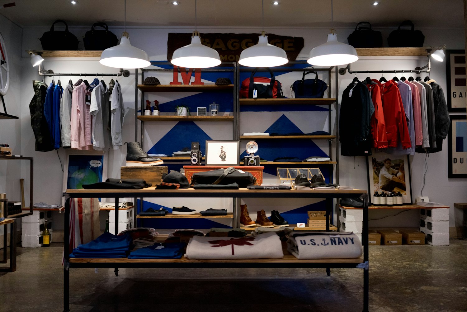 Presentatietafel met kleding, tassen en schoenen